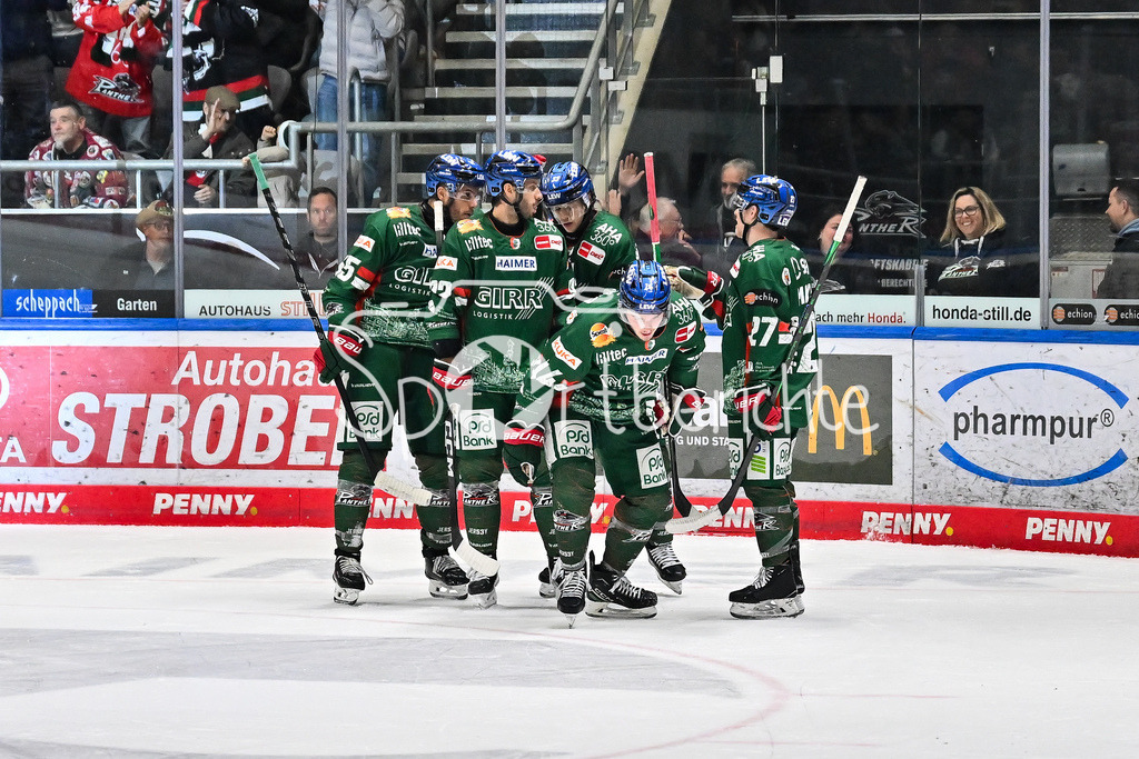 Augsburger Panther - Löwen Frankfurt | Jubel der Panther nach dem Treffer zum 4-1 durch D. J. BUSDEKER (Augsburger Panther 14) Tor / Torschuetze / Freude / Happy / beim match zwischen den Augsburger Panthern und den Löwen Frankfurt am 8. Spieltag der Penny DEL im Curt Frenzel Stadion am 19.10.2025