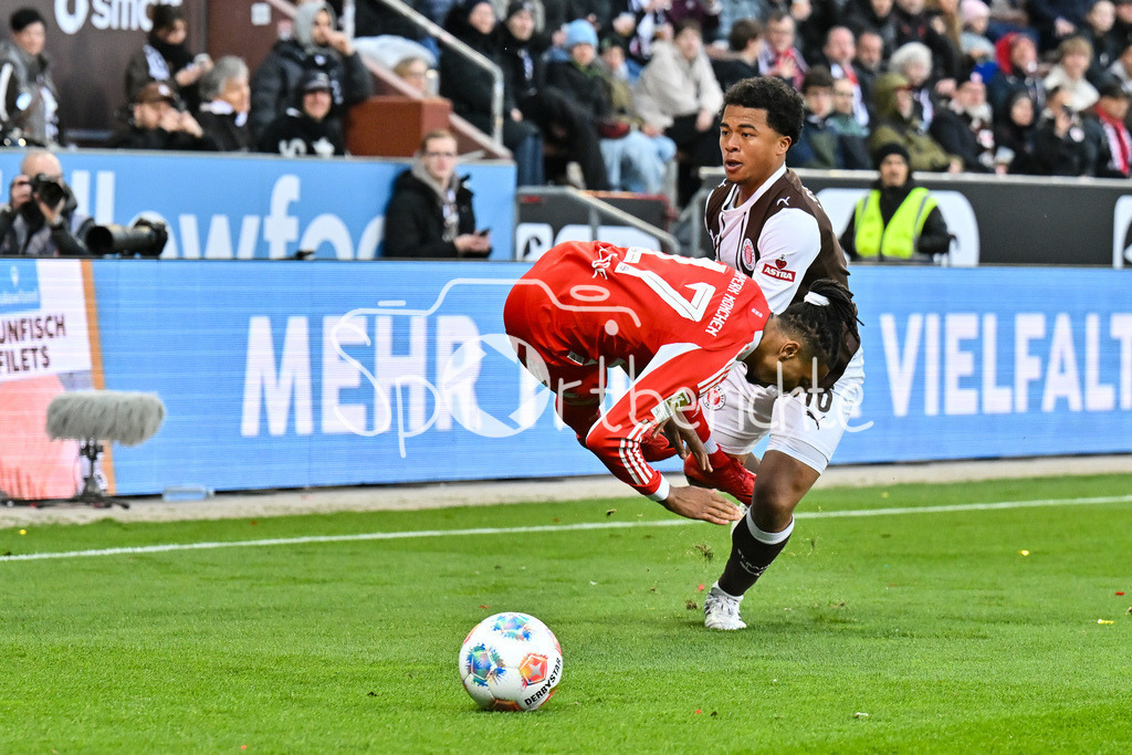 FC St. Pauli - FC Bayern München | ST. PAULI, DEUTSCHLAND - 11. APRIL: im Duell Michael OLISE (FC Bayern Munich 17) und Joel Chima FUJITA (FC St. Pauli 16) während dem Bundesligamatch zwischen dem FC St. Pauli und dem FC Bayern München am 29. Spieltag im Millerntor Stadion / DFL REGULATIONS PROHIBIT ANY USE OF PHOTOGRAPHS AS IMAGE SEQUENCES AND/OR QUASI-VIDEO