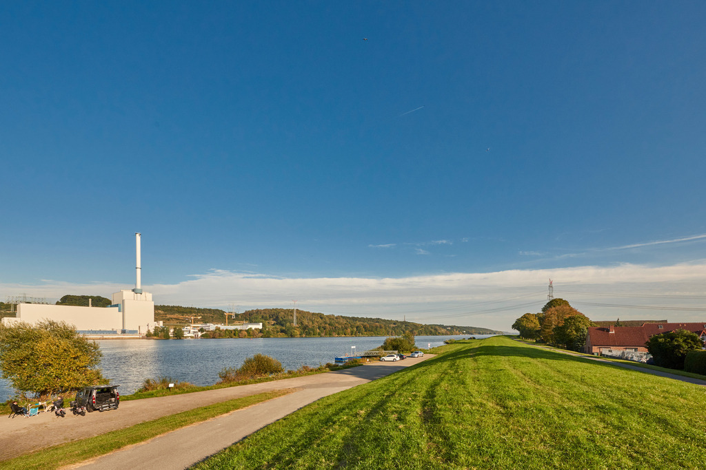 Picknick und Wohnen am Kernkraftwerk | Fotos als Raumschmuck - Realisiert mit Pictrs.com