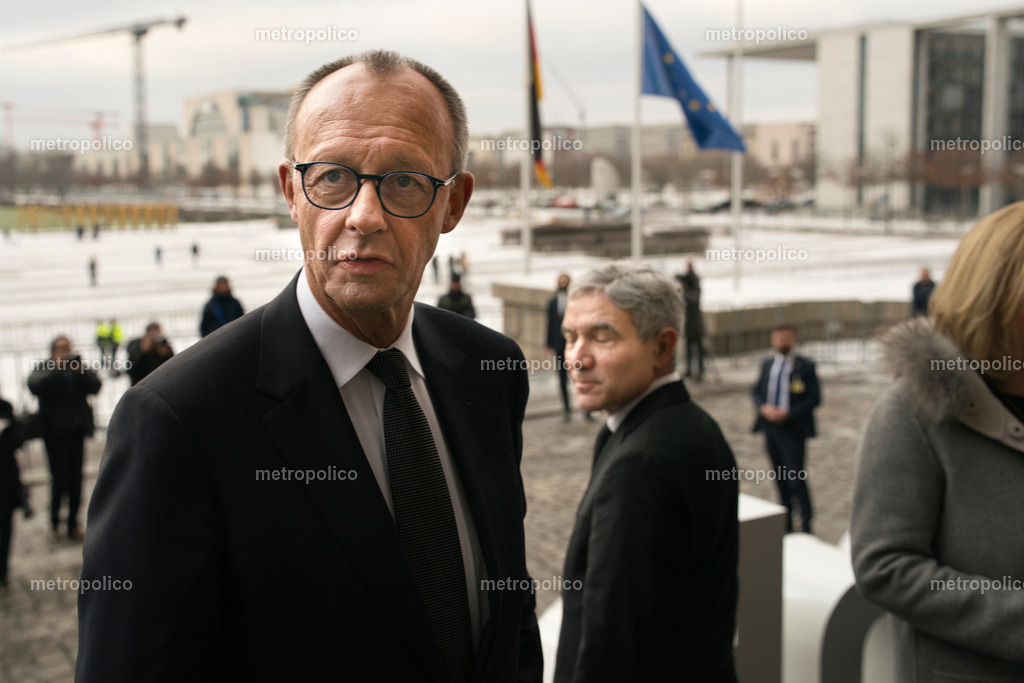 Friedrich Merz im Hintergrund Kanzleramt und Baustelle sowie Stephan Harbarth | Metropolico