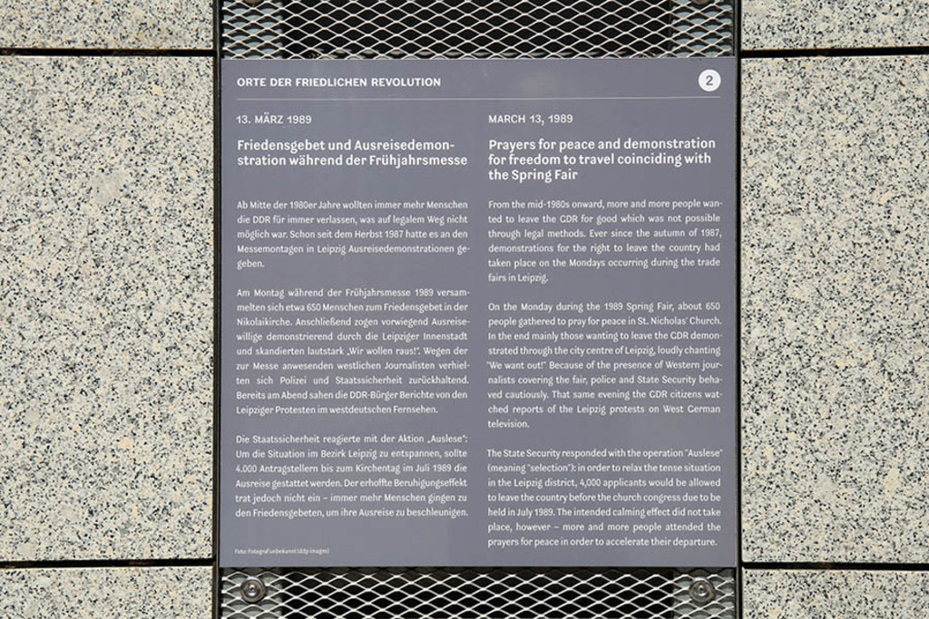 Foto: Leipzig - Orte der Friedlichen Revolution - Stelenprojekt - Stele Nr. 2 Friedensgebet | Das Team hinter BILDLEXIKON LEIPZIG bündelt historische wie aktuelle Informationen über die Stadt Leipzig in Text und Bild auf einer Plattform und stellt diese der interessierten Öffentlichkeit zur Verfügung.