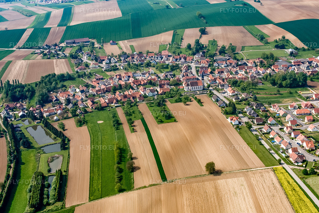 Vue aérienne: Vue de la ville depuis le nord à Aschbach dans le département Bas Rhin, France.Photo: IMG_18097.jpg prise le 03/05/2009 par Werner Riehm/FLY-FOTO.euRésolution de l'original: 4120 x 2747 px