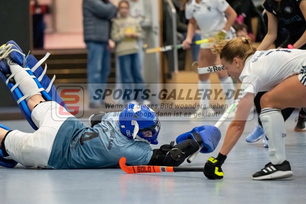HK_20241201_109509 | 1. Bundesliga Halle Damen Düsseldorfer HC - Schwarz Weiss Köln am 1.12.2024 DHC, Düsseldorf , Anna Schruff ( Schwarz Weiss Köln #4 ) , Mabel Brands ( Düsseldorfer HC #7 )