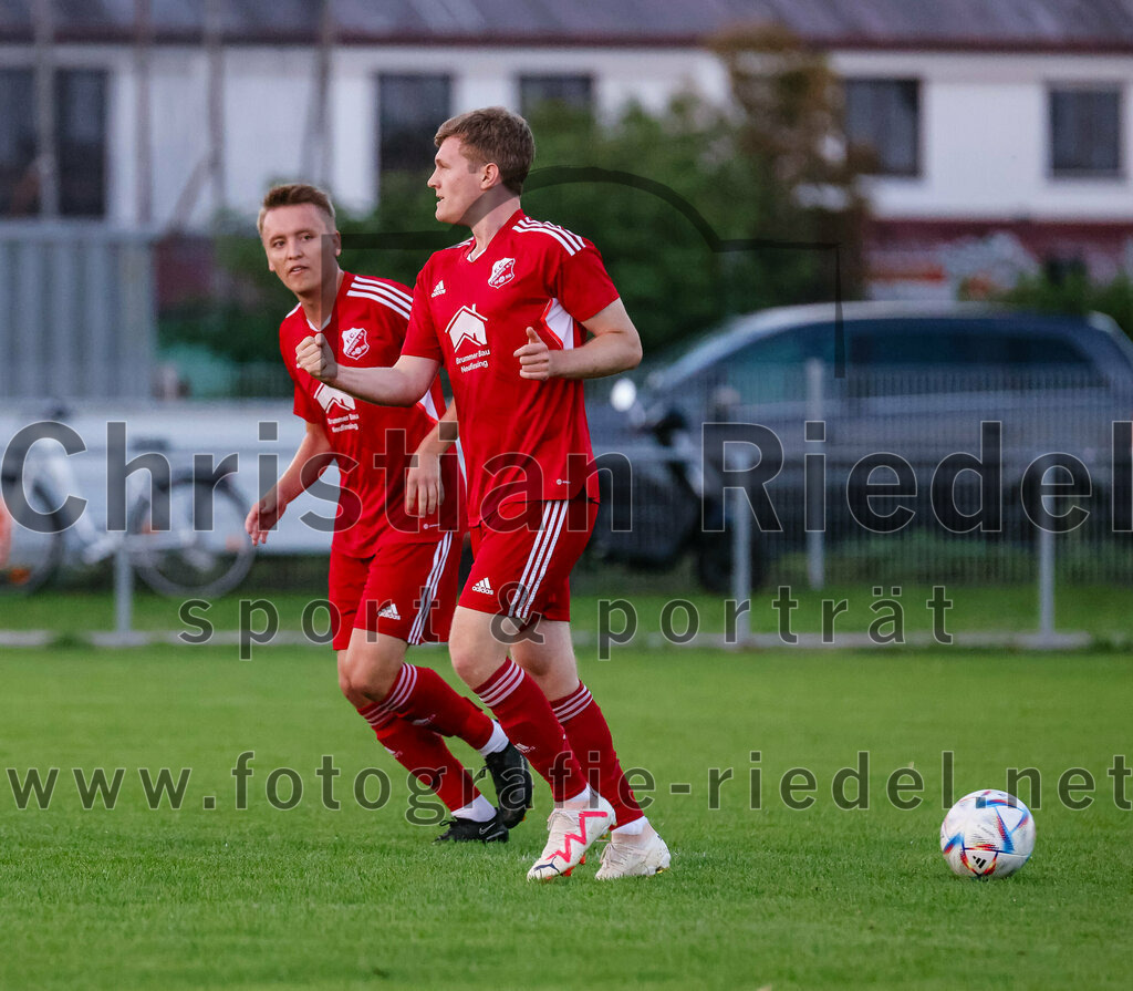 2023-08-22_016_FC_Finsing_gegen_SC_Moosen-Vils | Finsing, Deutschland, 22.08.2023:
Fußball, Kreisliga 2023 / 2024, 5. Spieltag, FC Finsing gegen SC Moosen/Vils, Endergebnis: 5:0

Jubel nach dem Tor zum 1:0 durch Fabian Kövener (FC Finsing, #12), Marco Simml (FC Finsing, #19)

Foto: Christian Riedel / fotografie-riedel.net