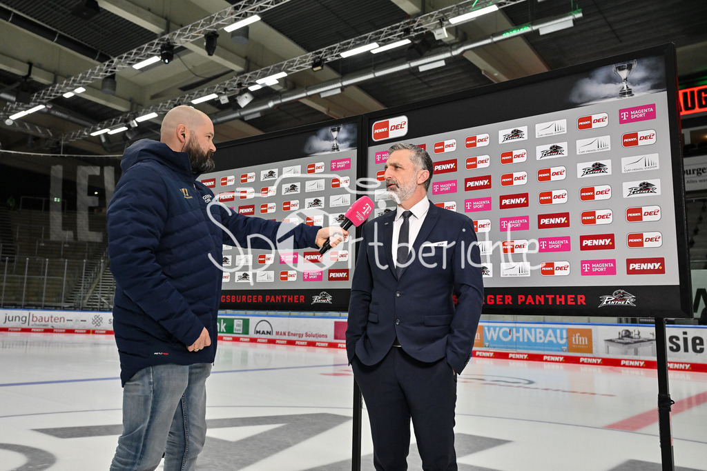 Augsburger Panther - ERC Ingolstadt | Beim Interview von Magentasport vor der Partie Mark FRENCH Headcoach des ERC Ingolstadt / Freisteller / Einzelfoto / DEL: Augsburger Panther - ERC Ingolstadt, Curt Frenzel Stadion am 26.01.2025 / MagentaSport Moderator Christoph FETZER
