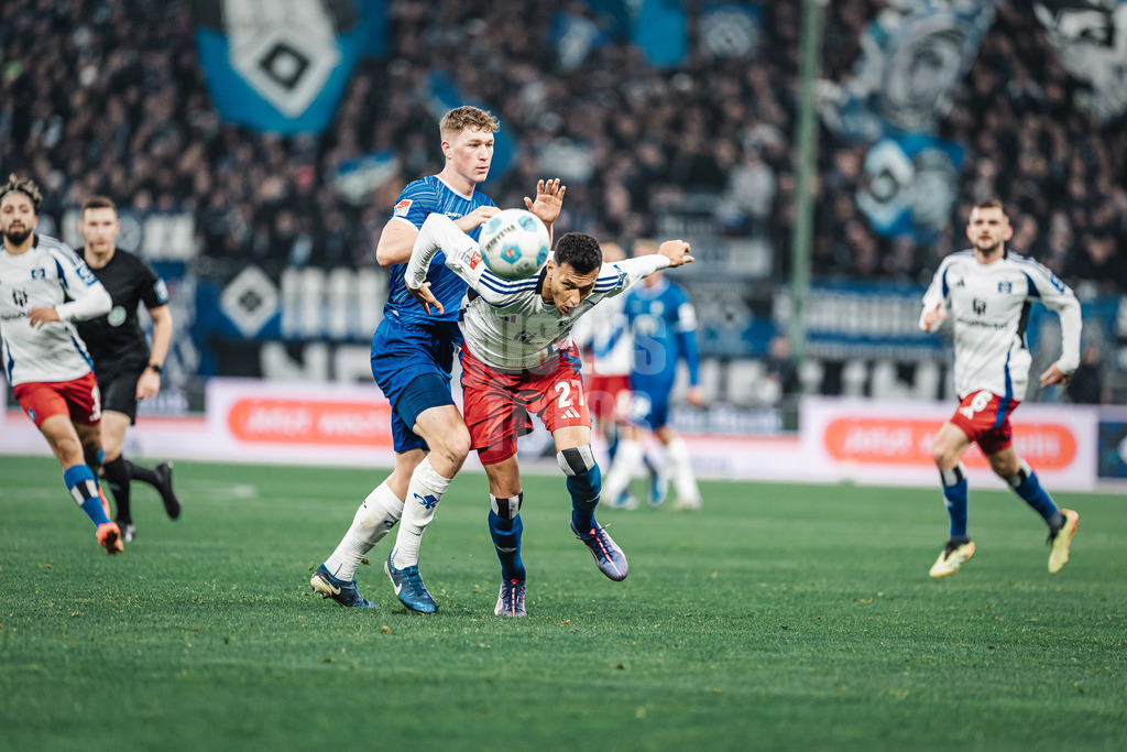 Fußball | Männer | Saison 2024/2025 | 2. Fußball-Bundesliga | 15. Spieltag | Hamburger SV vs. SV Darmstadt 98 | 08.12.2024 | Davie Selke (#27, HSV) mit Blick auf den Ball