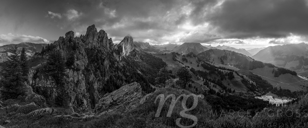 rugged peaks of Gastlosen in the alpine foothills of Fribourg | Die ideale Geschenkidee für Naturliebhaber. Naturbilder von Marcel Gross Photography für ihr Zuhause in den verschiedensten Formaten und Materialien. - Realisiert mit Pictrs.com