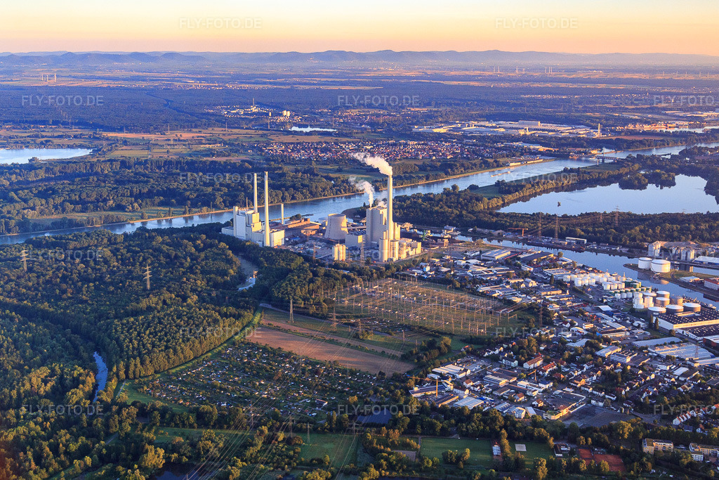 Luftbild: Umspannwerk vor dem EnBW Energie Baden-Württemberg AG, Rheinhafen-Dampfkraftwerk Karlsruhe im Ortsteil Daxlanden in Karlsruhe im Bundesland Baden-Württemberg in Deutschland. Foto: IMG_092212.jpg vom 01.08.2016 durch Werner Riehm/FLY-FOTO.de