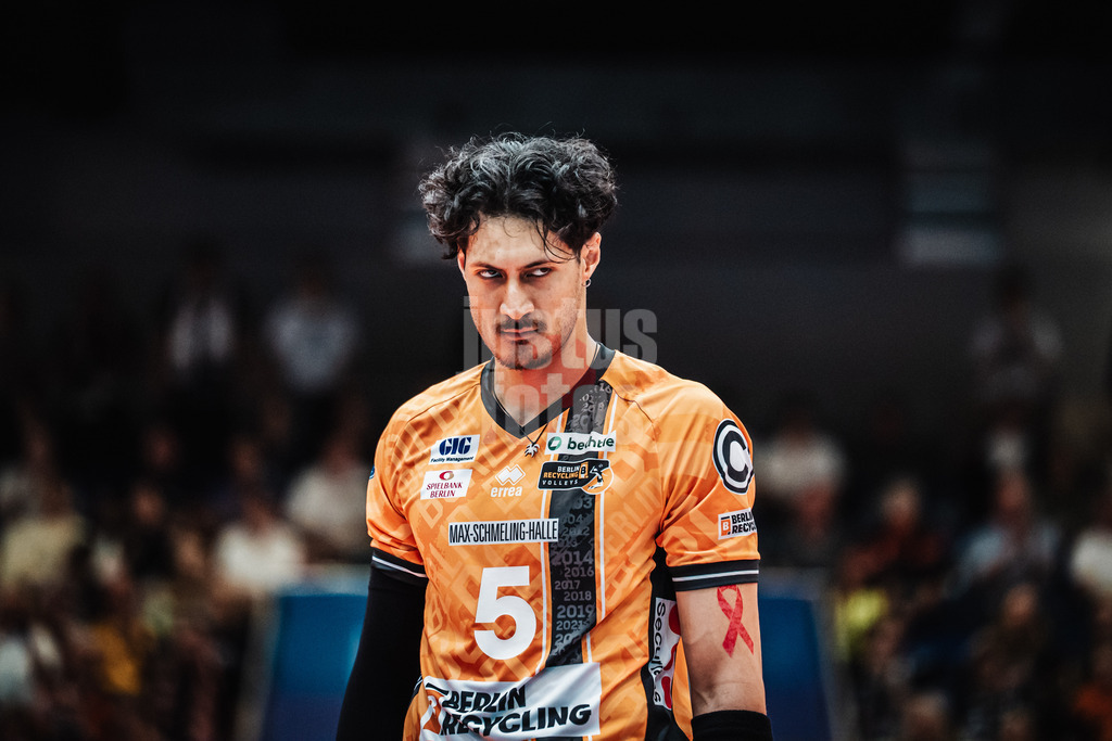 Volleyball | Herren | Saison 2025/2026 | Volleyball Ligacup | Finale | SVG Lüneburg vs. Berlin Recycling Volleys | 12.10.2024 | Nehemiah Mote (#5, BERLIN RECYCLING Volleys) mit einem bösen Blick
