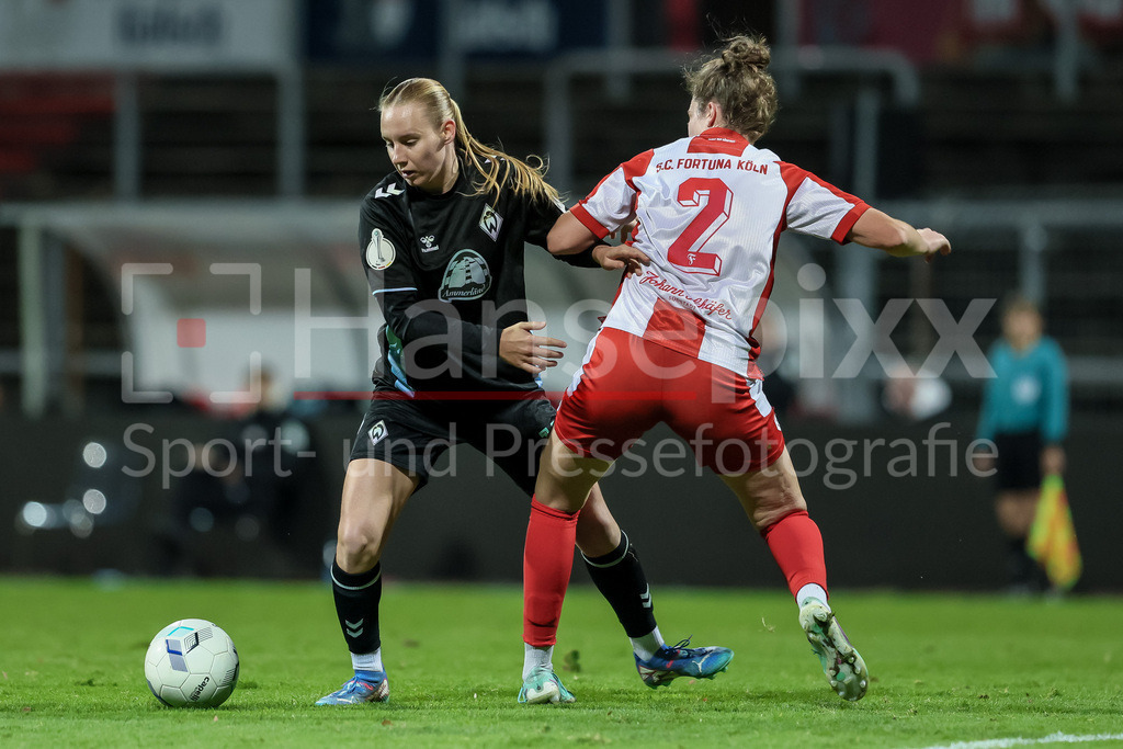 Fussball, DFB-Pokal Frauen, SC Fortuna Köln - SV Werder Bremen | v.li.: Emöke Papai (SV Werder Bremen, 16) und Anne Hahn (SC Fortuna Köln, 2) im Zweikampf, Duell, Dynamik, Aktion, Action, Spielszene, DIE DFB-RICHTLINIEN UNTERSAGEN JEGLICHE NUTZUNG VON FOTOS ALS SEQUENZBILDER UND/ODER VIDEOÄHNLICHE FOTOSTRECKEN. DFB REGULATIONS PROHIBIT ANY USE OF PHOTOGRAPHS AS IMAGE SEQUENCES AND/OR QUASI-VIDEO.
