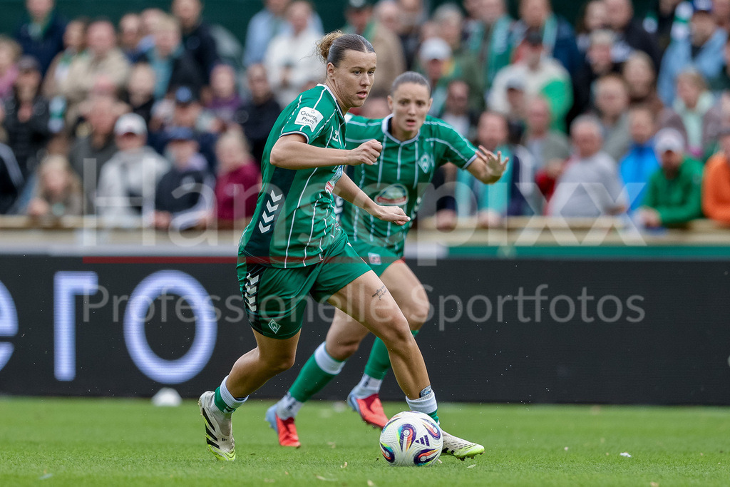 Fussball, Google Pixel Frauen-Bundesliga, SV Werder Bremen - TSG 1899 Hoffenheim | Larissa Mühlhaus (SV Werder Bremen, 7) am Ball, Einzelbild, Ganzkörper, Aktion, Action, Spielszene, DIE DFB-RICHTLINIEN UNTERSAGEN JEGLICHE NUTZUNG VON FOTOS ALS SEQUENZBILDER UND/ODER VIDEOÄHNLICHE FOTOSTRECKEN. DFB REGULATIONS PROHIBIT ANY USE OF PHOTOGRAPHS AS IMAGE SEQUENCES AND/OR QUASI-VIDEO.