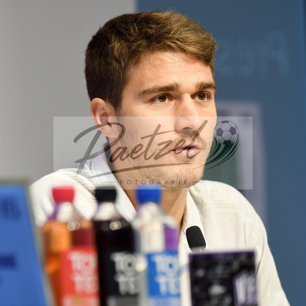20200206_PKOSNA_0037 | Fußball, Herren: Benjamin Girth (VfL Osnabrueck) schaut waehrend der Pressekonferenz des VfL Osnabrueck im Stadion an der Bremer Bruecke am 06.02.2020 in Osnabrueck, Deutschland. - Realisiert mit Pictrs.com