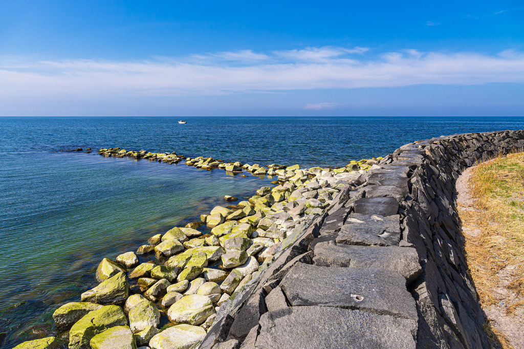 Der Steinwall Huckemauer bei Kloster auf der Insel Hiddensee | Der Steinwall Huckemauer bei Kloster auf der Insel Hiddensee.