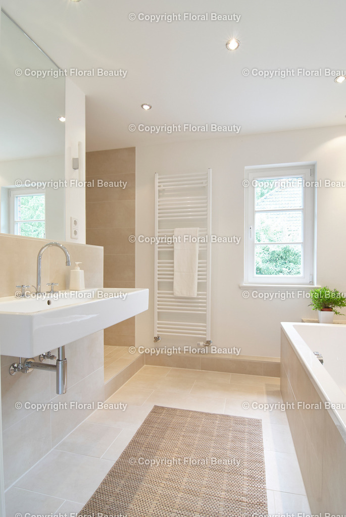 Umbau eines Rotklinkerhauses | helles Badezimmer mit beigen Fliesen und Handtuchwärmer - Realisiert mit Pictrs.com
