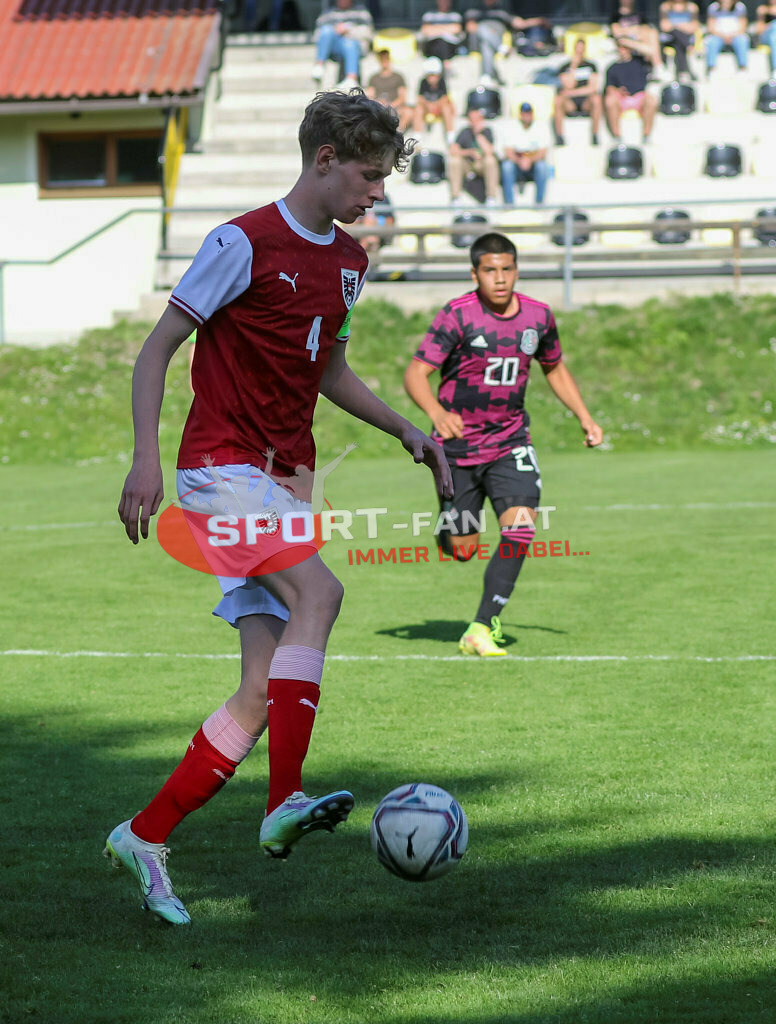 AUSTRIA U15 - MEXICO U15 | VALENTIN ZABRANSKY (Austria #4) Austin Anguiano (Mexico #20) ; AUSTRIA U15 - MEXICO U15 am 29.04.2022 in Arnoldstein
(Sportplatz), AUSTRIA, (Photo by Ernst Krawagner sport-fan.at) - Realisiert mit Pictrs.com