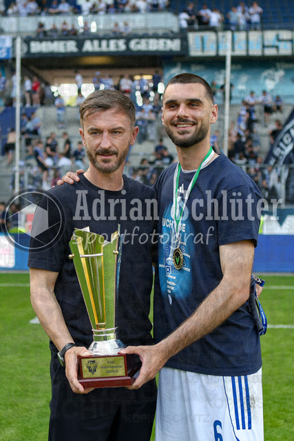 23.05.2026, GER, Fussball, Herren, Niederrheinpokal Finale, Saison 2025/2026, SC St. Tönis - MSV Duisburg | Branimir Bajic und Rasim Bulic (MSV Duisburg) mit dem Niederrheinpokal