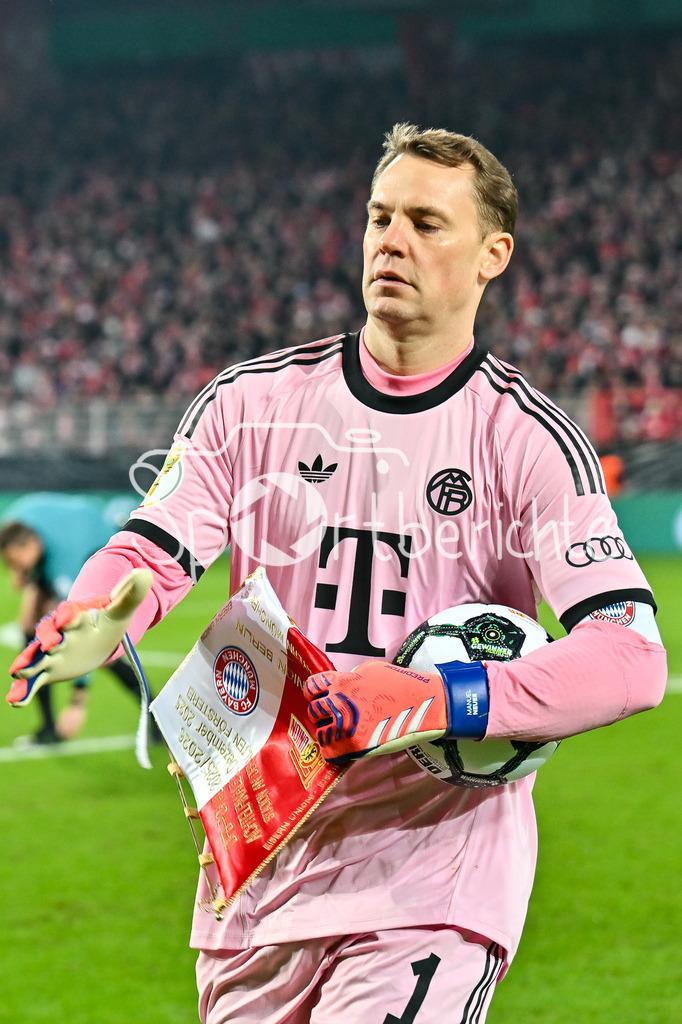 1. FC Union Berlin - FC Bayern München | BERLIN, GERMANY - 03. DECEMBER: im Bild Manuel NEUER (FC Bayern Munich 1) vor dem Match zwischen dem 1. FC Union Berlin und dem FC Bayern München beim Achtelfinale des DFB-Pokales im Stadion an der alten Försterei