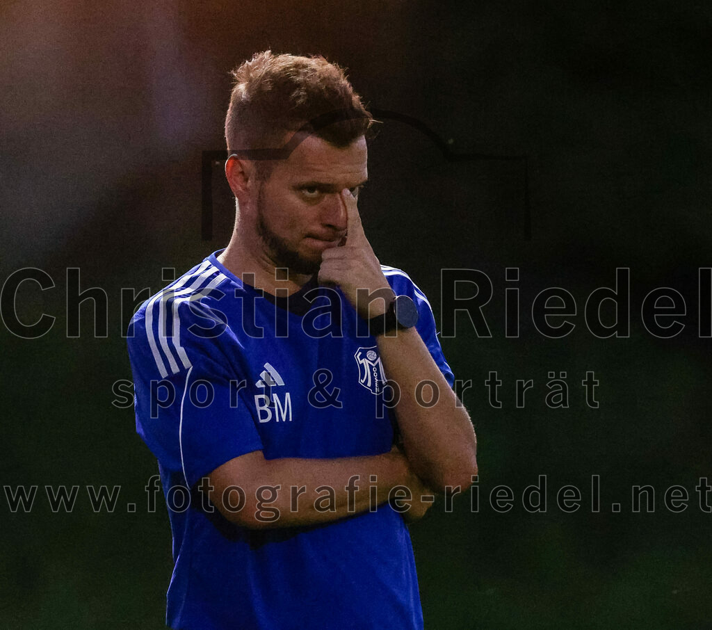 2023-08-22_076_FC_Finsing_gegen_SC_Moosen-Vils | Finsing, Deutschland, 22.08.2023:
Fußball, Kreisliga 2023 / 2024, 5. Spieltag, FC Finsing gegen SC Moosen/Vils, Endergebnis: 5:0

Trainer Marcus Balbach (SC Moosen/Vils)

Foto: Christian Riedel / fotografie-riedel.net