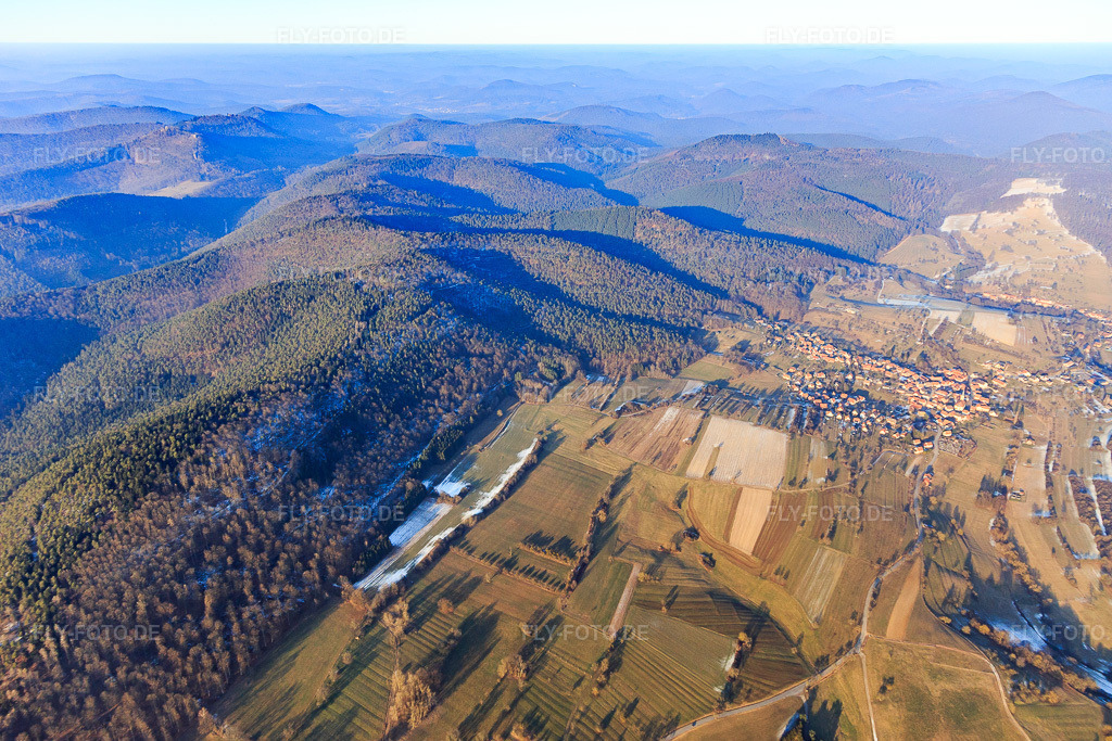 Luftbild: Ortsansicht von Südwesten im Winter bei Schnee in Wingen im Bundesland Bas-Rhin in Frankreich. – Foto: IMG_096354.jpg vom 21.01.2017 durch Werner Riehm/FLY-FOTO.de – Auflösung des Originals: 5340 x 3560 px