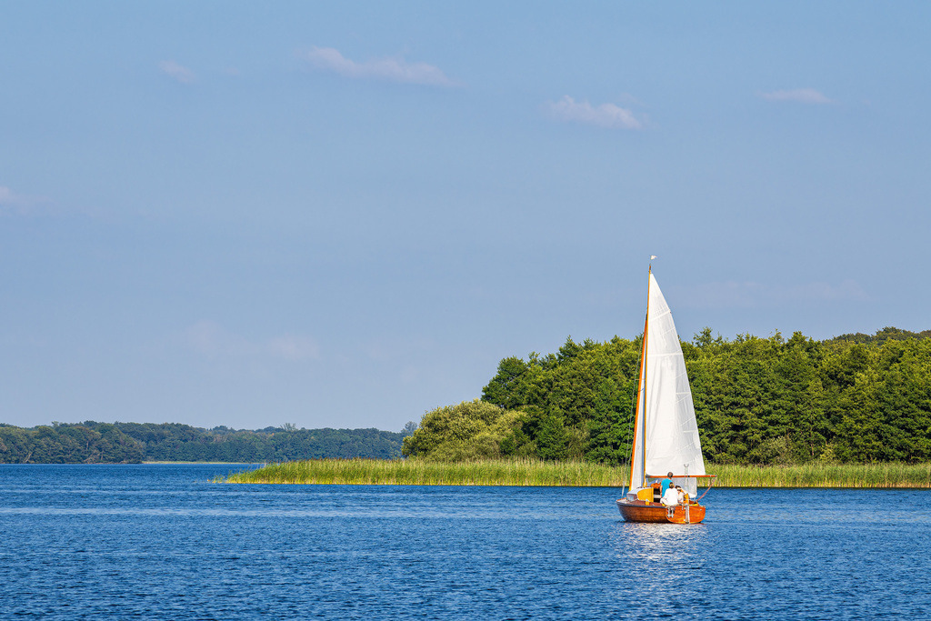 Seeblick mit Segelboot und Bäumen in Seedorf am Schaalsee | Seeblick mit Segelboot und Bäumen in Seedorf am Schaalsee.