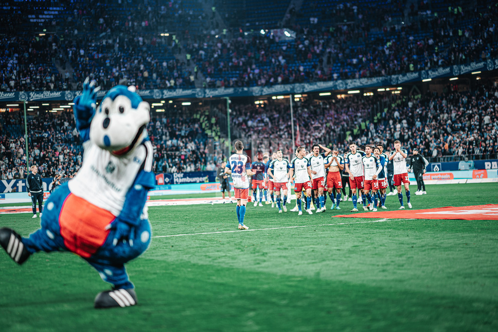 Fußball | Männer | Saison 2023/2024 | 2. Fußball-Bundesliga | Hamburger SV vs. Fortuna Düsseldorf | 29.09.2023 | im Vordergrund feiert der Dino, das Team des HSV im Hintergrund