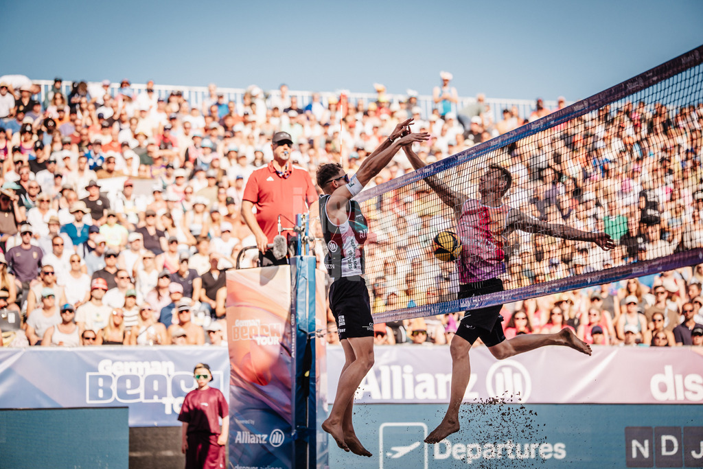 Beachvolleyball | Männer | Deutsche Meisterschaften 2025 Timmendorfer Strand | 06.09.2025 | v.l. Jonas Sagstetter blockt Jonas Reinhardt
