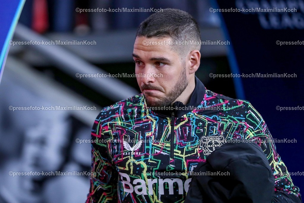 UCL11032502230 | 11.03.2025, Fußball, UEFA Champions League, Bayer 04 Leverkusen - FC Bayern München, Achtelfinale Rückspiel, BayArena, Saison 2024 2025: xxxxxxxxxxxxx im Zweikampf gegen xxxxxxxxxxDFB regulations prohibit any use of photographs as image sequences and or quasi-video.
