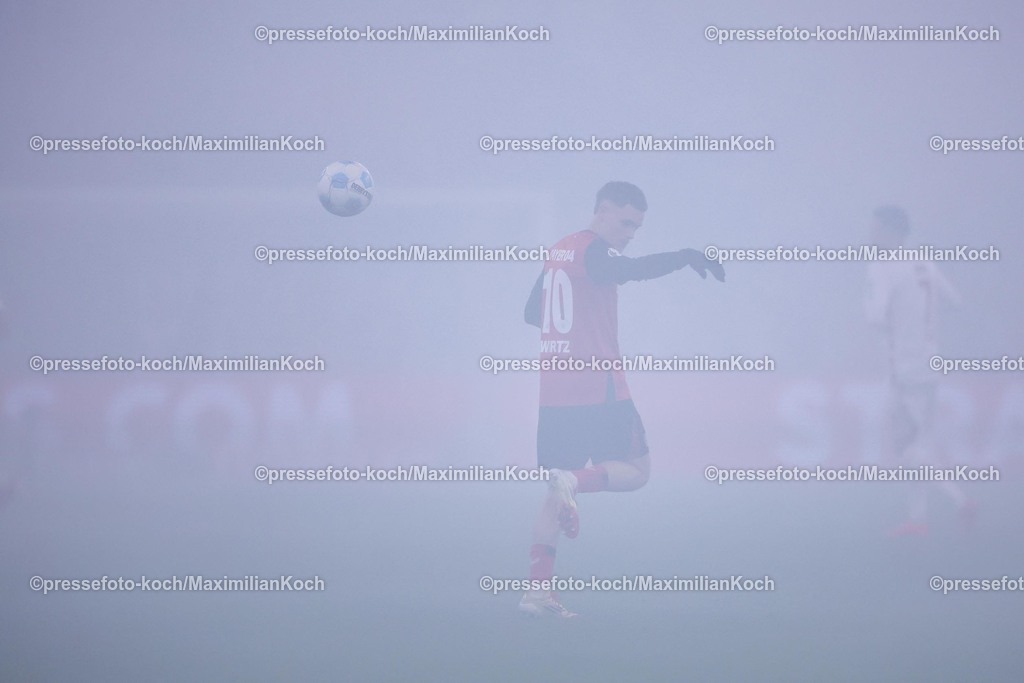 DFB05022501015 | 05.02.2025, Fußball, DFB-Pokal Viertelfinale, Bayer 04 Leverkusen - 1.FC Köln, BayArena, Saison 2024 2025: Florian Wirtz (Bayer04 Leverkusen #10) hällt sich Warm - Spielunterbrechung aufgrund von Starkem Nebel nach der Choreografie der Kölner Ultras. Rauchentwicklung durch Pyrotechnik Bengalisches Feuer führt zu VerzögerungenDFB regulations prohibit any use of photographs as image sequences and or quasi-video.