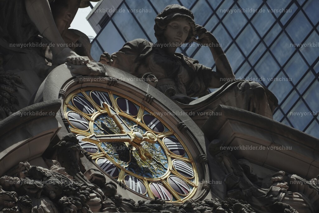 „Die ikonische Uhr und Statuen vor der Grand Central Station – Zeitlose Schönheit in New York | Die Grand Central Station ist nicht nur ein Verkehrsknotenpunkt – sie ist ein architektonisches Juwel voller Geschichte und Eleganz. Besonders beeindruckend ist die ikonische Uhr, die über dem Haupteingang thront, flankiert von kunstvollen Statuen, die Stärke und Schönheit symbolisieren. Dieses Ensemble ist ein Meisterwerk des Beaux-Arts-Stils und zieht Fotografen und Architektur-Liebhaber aus aller Welt an. Die Uhr, mit ihrem klassischen Design, ist mehr als ein Zeitmesser – sie ist ein Wahrzeichen, das Generationen überdauert hat. Vor der Station entsteht ein Bild, das die Seele New Yorks einfängt: majestätisch, historisch und zeitlos. Wer die Stadt erkundet, sollte diesen Ort nicht verpassen – ein Fotospot, der Geschichte und Kunst in perfekter Harmonie vereint.