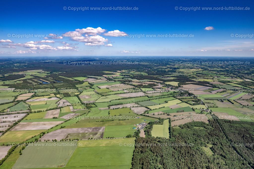 Hasenmoor_ELS_7834030622 | HASENMOOR 03.06.2022 Ortsansicht der Straßen und Häuser der Wohngebiete in Hasenmoor im Bundesland Schleswig-Holstein, Deutschland. // Town View of the streets and houses of the residential areas in Hasenmoor in the state Schleswig-Holstein, Germany. Foto: Martin Elsen