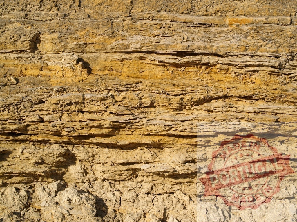 Sedimentary rock formations creating beautiful natural patterns in cliff face | Layered rock formations showing geological strata creating a beautiful natural pattern in a cliff face - Realisiert mit Pictrs.com