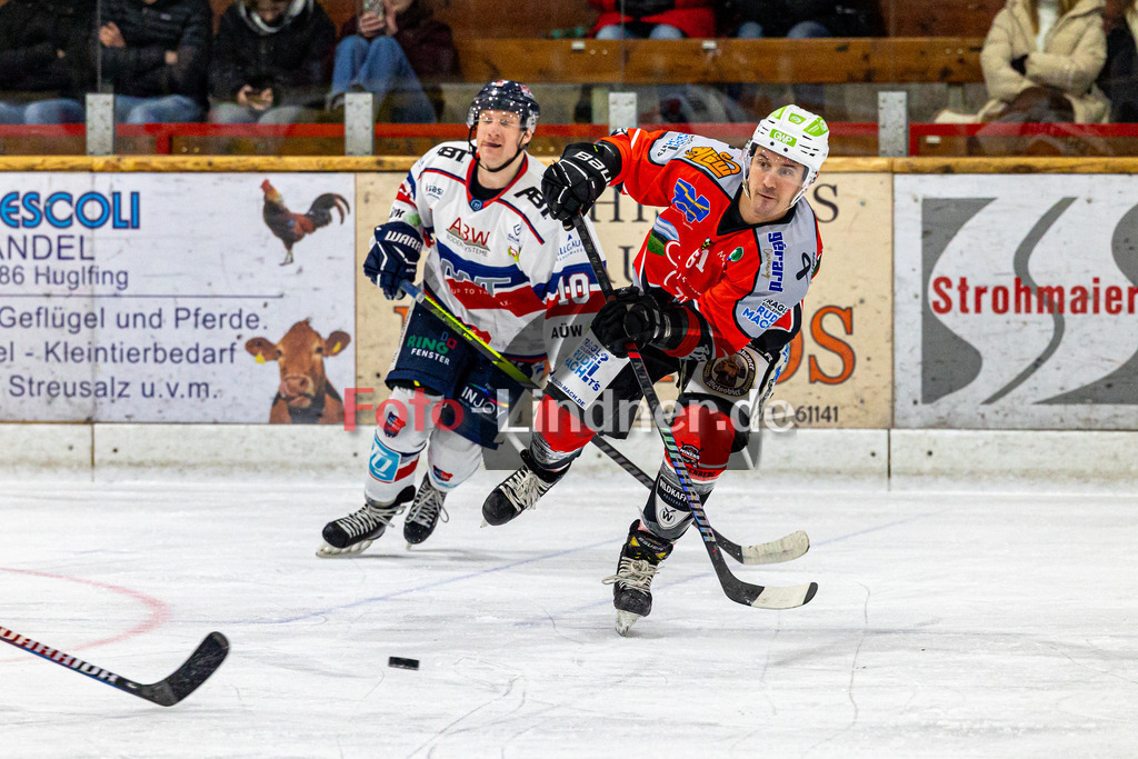 TSV Peißenberg Miners vs ESC Kempten SHARKS | Eishockey Bayernliga 2023/2024, TSV Peißenberg Miners vs ESC Kempten SHARKS, 20240121,
Pass von Martin ANDRÄ (Miners 61),
2024-01-21 in Peißenberg (Eisstadion)
10 Nikolas OPPENBERGER (SHARKS 10), 61 Martin ANDRÄ (Miners 61)
Copyright: WolfgangxLindner foto-lindner.de