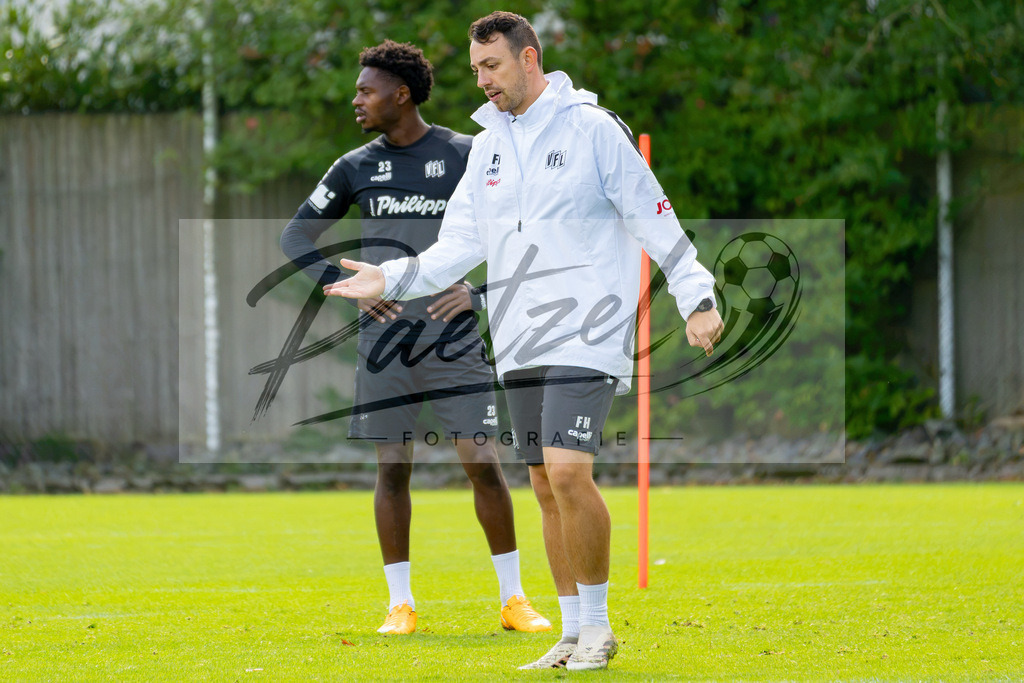 20260909_TRAOSN_0850 | Fußball, Herren: Co-Trainer Frithjof Hansen (VfL Osnabrück) gestikuliert beim Training des VfL Osnabrück am 09.09.2026 im Sportpark Illoshöhe in Osnabrück, Deutschland.(Foto von Nico Paetzel) - Realisiert mit Pictrs.com