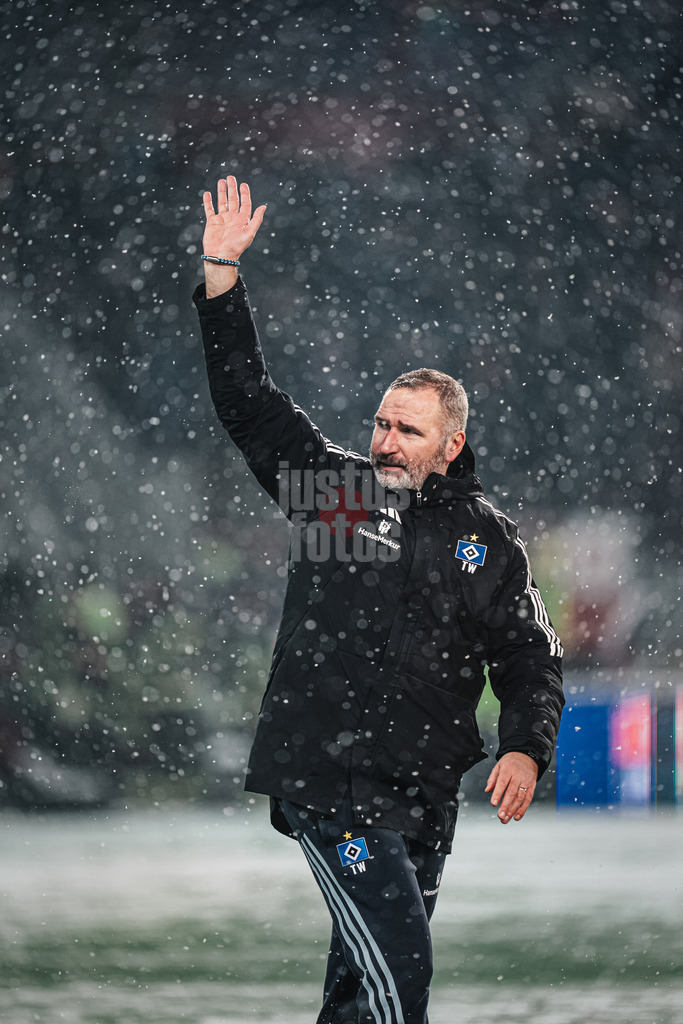 Fußball | Männer | Saison 2023/2024 | 2. Fußball-Bundesliga | 15. Spieltag | FC St. Pauli vs. Hamburger SV | 01.12.2023 | Trainer Tim Walter (HSV) im Schnee