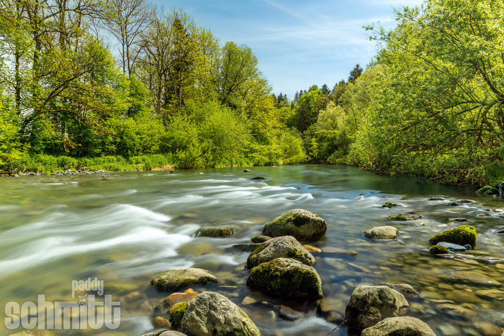 Argen bei Dürren im Allgäu | Die Argen bei Dürren im Allgäu, eingebettet in eine idyllische Landschaft und umgeben von ursprünglicher Natur. Ein ruhiger Ort, an dem das Wasser und die sanfte Landschaft eine besondere Atmosphäre schaffen. - Realisiert mit Pictrs.com
