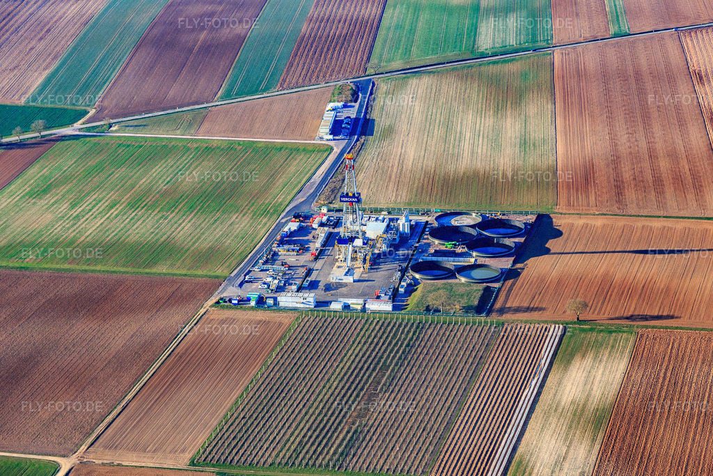 Bohrturm des Tiefenbohrplatz V20 von Vulcan Energy am Schleidberg zur Förderung von Geothermie und Lithium https://v-er.eu/de/ | Luftbild: Bohrturm des Tiefenbohrplatz V20 von Vulcan Energy am Schleidberg zur Förderung von Geothermie und Lithium https://v-er.eu/de/ in Insheim im Bundesland Rheinland-Pfalz in Deutschland. Foto: IMG_145599.jpg vom 19.03.2025 durch Werner Riehm/FLY-FOTO.de - Realisiert mit Pictrs.com