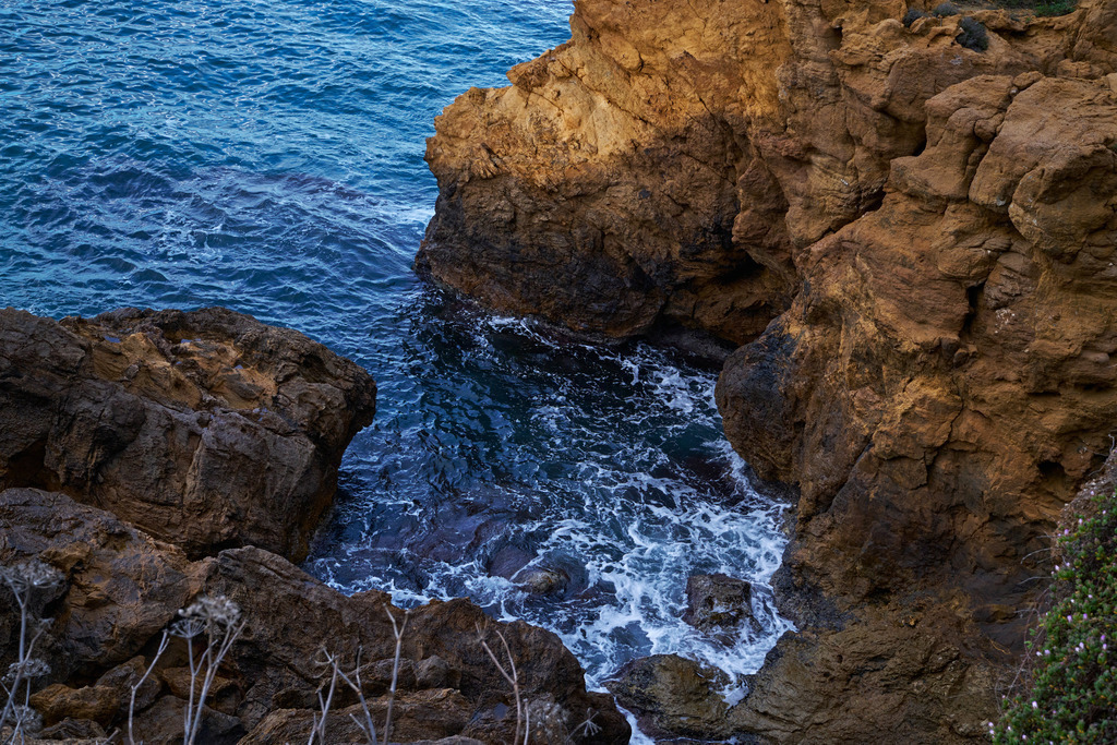 Blick vom Wanderweg auf die Felsen und das Meer | Begur, Spanien - May 07, 2024: Platja de Sa Riera; Blick vom Wanderweg auf die Felsen und das Meer. - Realisiert mit Pictrs.com