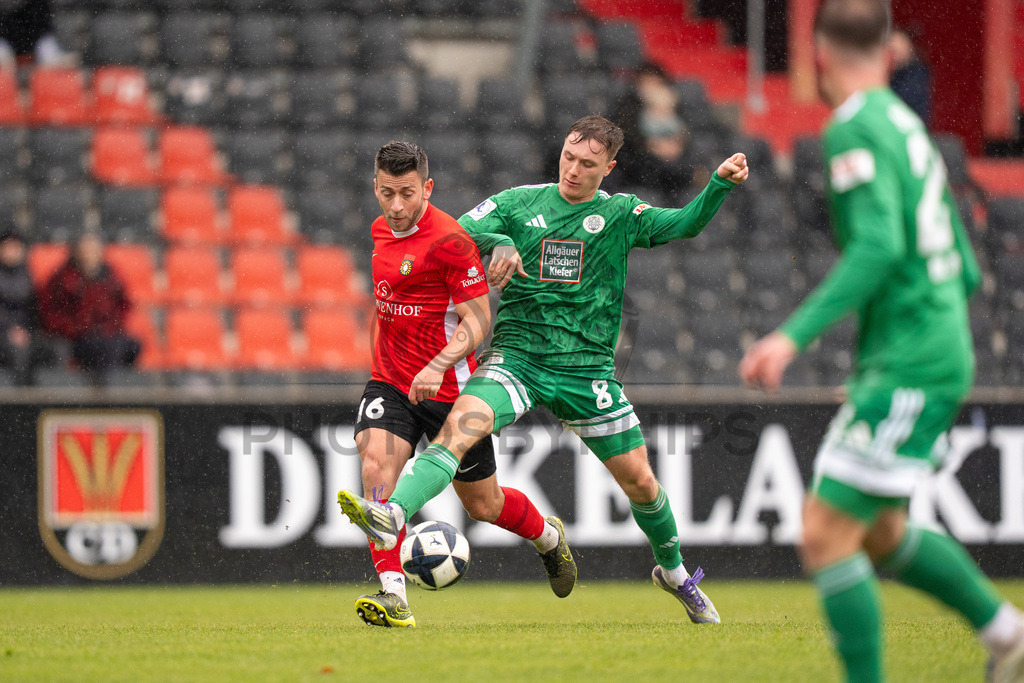 SG Sonnenhof Grossaspach vs. FC 08 Homburg, Fussball, Regionalliga Suedwest, 26. Spieltag, 28.03.2026 | Zweikampf zwischen Marius Kunde (SG Sonnenhof Grossaspach, #16) und Simon Joachims (FC 08 Homburg, #08),SG Sonnenhof Grossaspach vs. FC 08 Homburg, Fussball, Regionalliga Suedwest, 26. Spieltag, 28.03.2026