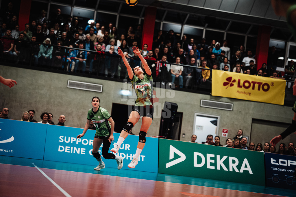 Volleyball | Frauen | Saison 2025/2026 | Volleyball Bundesliga | ETV Hamburger Volksbank Volleys vs. Ladies in Black Aachen | 29.10.2025 | Zuspiel von Corina Glaab (#5, Ladies in Black Aachen)