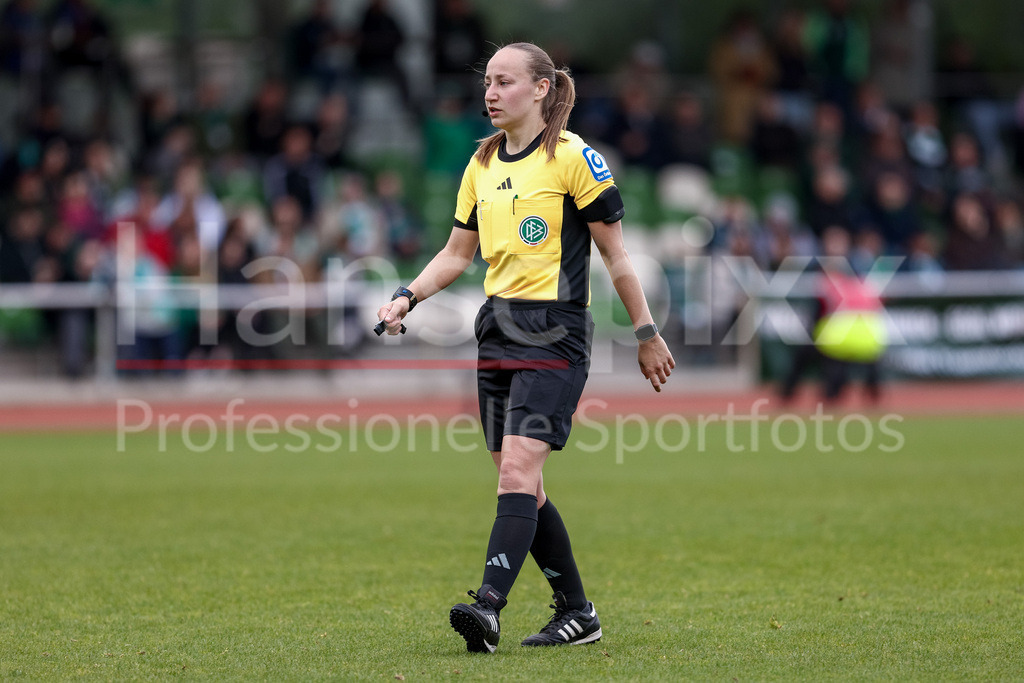 Fussball, Google Pixel Frauen-Bundesliga, SV Werder Bremen - 1. FC Köln | Schiedsrichterin Lara Wolf, DIE DFB-RICHTLINIEN UNTERSAGEN JEGLICHE NUTZUNG VON FOTOS ALS SEQUENZBILDER UND/ODER VIDEOÄHNLICHE FOTOSTRECKEN. DFB REGULATIONS PROHIBIT ANY USE OF PHOTOGRAPHS AS IMAGE SEQUENCES AND/OR QUASI-VIDEO.