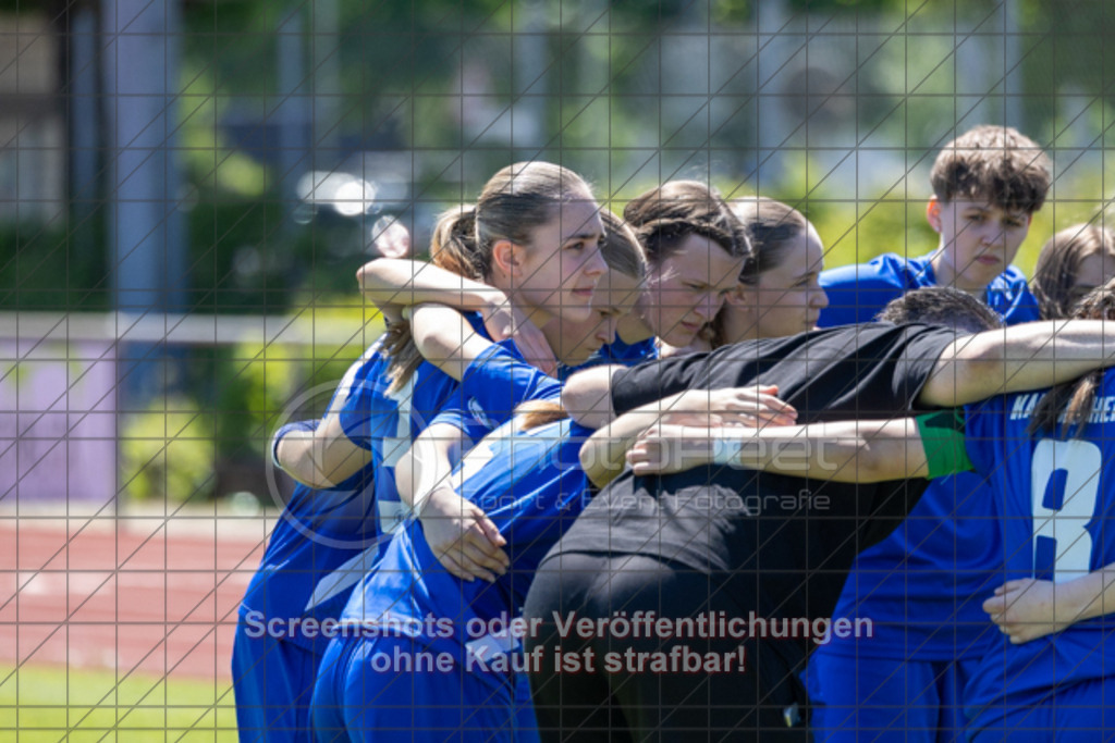 20250510_135411_0008 | #,1.FC Donzdorf (rot) vs. Karlsruher SC (blau), Fussball, EnBW-Oberliga B -Juniorinnen, 23. Spieltag, Saison 2024/2025, Rasenplatz, Lautertal Stadion, Süßener Straße 16, 73072 Donzdorf, 10.05.2025 - 14:00 Uhr,Foto: PhotoPeet-Sportfotografie/Peter Harich