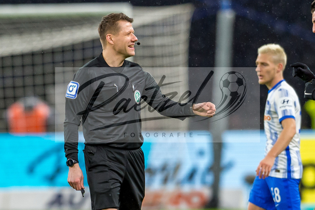BSCRBL20220220_026 | Fussball, Herren: Schiedsrichter Patrick Ittrich gestikuliert, Gestik bei dem Spiel der 1. Bundesliga zwischen Hertha BSC und RB Leipzig im Olypiastadion am 20.02.2022 in Berlin, Deutschland.DFB / DFL REGULATIONS PROHIBIT ANY USE OF PHOTOGRAPHS AS IMAGE SEQUENCES AND/OR QUASI-VIDEO. - Realisiert mit Pictrs.com