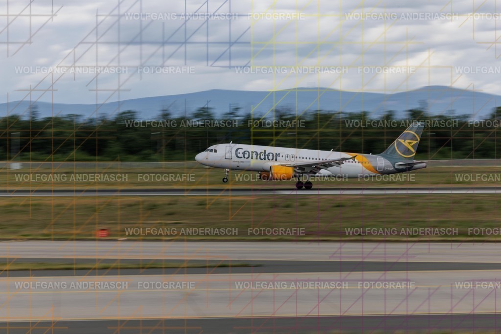 2025605-125401_FRA_25 R_R3B_1303 | Am Flughafen Frankfurt am Main treffen Dynamik und Präzision aufeinander: Startende und landende Flugzeuge verschiedenster Airlines, festgehalten in Farbe und Schwarz-Weiß. Von kraftvollen Silhouetten bis zur majestätischen Erscheinung der Königin der Lüfte – zeitlose Momente moderner Luftfahrt. - Realisiert mit Pictrs.com