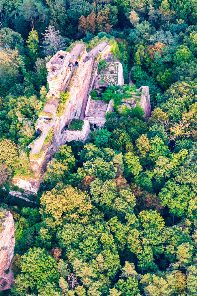 Luftbild: Burg Drachenfels in Busenberg im Bundesland Rheinland-Pfalz in Deutschland. Foto: IMG_139077.jpg vom 30.09.2023 durch Werner Riehm/FLY-FOTO.deWWW.WANDERPARADIES-WASGAU.DE