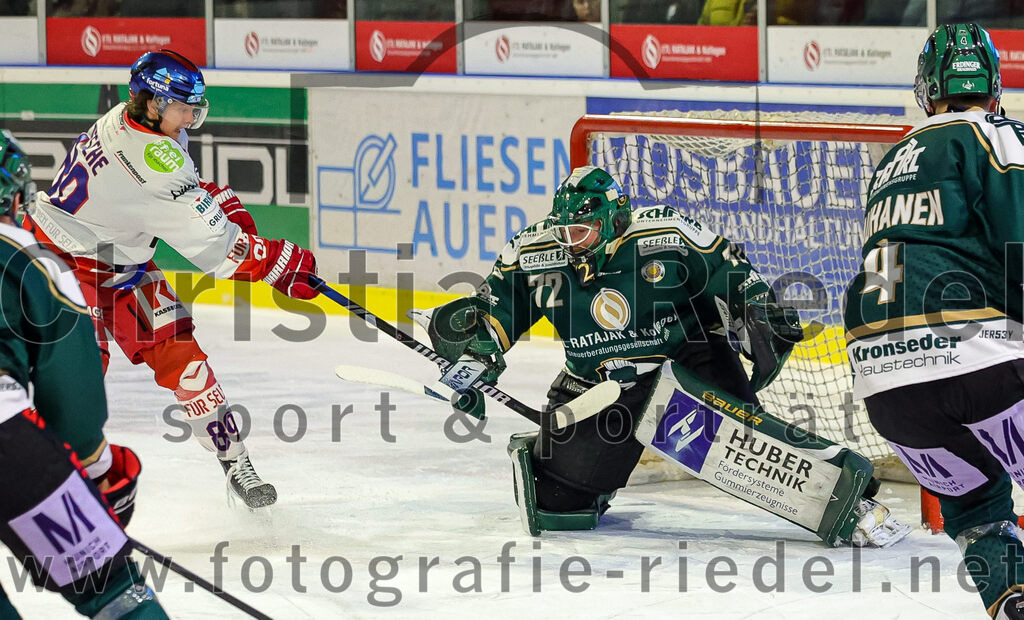2025-11-16_050_TSV_Erding_gegen_Selber_Woelfe | Erding, Deutschland, 16.11.2025:Eishockey, Oberliga Süd 2025 / 2026, 17. Spieltag, TSV Erding gegen Selber Wölfe, Endergebnis: 3:1Philip Ziesche (Selber Wölfe, #89), Torwart David Zabolotny (Erding Gladiators, #72), Jesse Kauhanen (Erding Gladiators, #4)Foto: Christian Riedel / fotografie-riedel.net