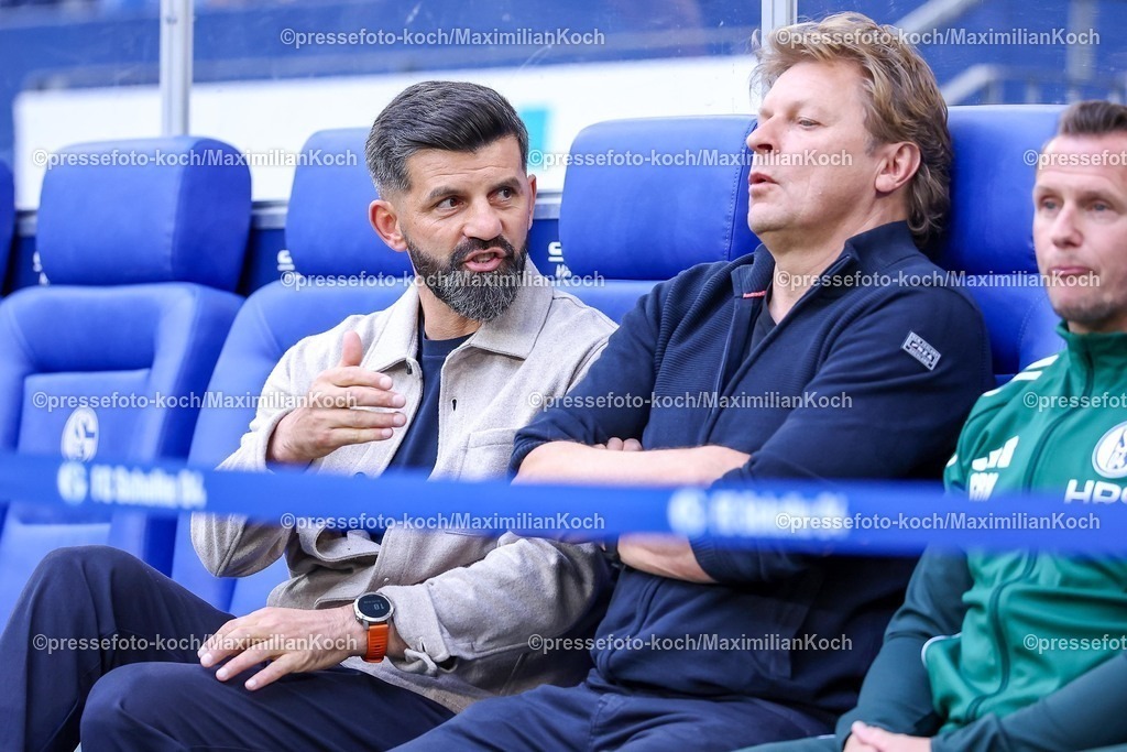 S0426092501014 | 25.09.2025, Fußball, FC Schalke 04 - SpVgg Greuther Fürth, 7.Spieltag, 2. Fußball Bundesliga, Veltins-Arena Gelsenkirchen, Saison 2025 2026: Cheftrainer Miron Muslic (Schalke04) sitzt neben Youri Mulder - Direktor Profifußball (Schalke04) auf der Bank zusammenDFB regulations prohibit any use of photographs as image sequences and or quasi-video.