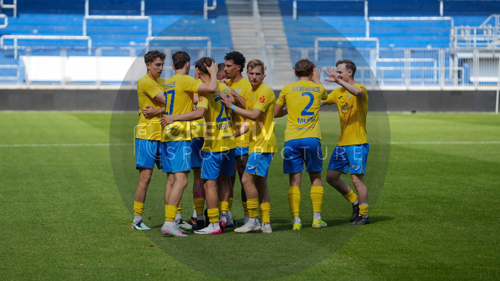 Fußball, Herren, Saison 2025/2026, Regionalliga Nordost, 3. Spieltag, 1.FC Magdeburg II vs. FSV 63 Luckenwalde, Samstag 09.08.2025, Avnet Arena Magdeburg | Fußball, Herren, Saison 2025/2026, Regionalliga Nordost, 3. Spieltag, 1.FC Magdeburg II vs. FSV 63 Luckenwalde, Samstag 09.08.2025, Avnet Arena Magdeburg, Im Bild: Jubel beim FSV 63 Luckenwalde nach dem Tor zum 0:2. - Realisiert mit Pictrs.com