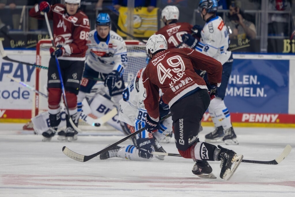 DEL, Deutsche Eishockey Liga Saison 2025/26, 32 Spieltag: Adler Mannheim gegen ERC Ingolstadt | DEL, Deutsche Eishockey Liga Saison 2025/26, 32 Spieltag: Adler Mannheim gegen ERC Ingolstadt***Der Schuss von Lukas Kälble (49, Mannheim) wird geblockt - Realisiert mit Pictrs.com