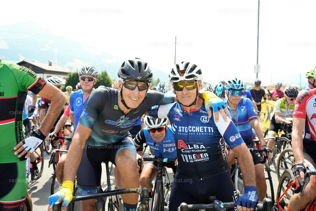469_20230817_Bewerb_Maenner_Muehlanger | AUT - OESTERREICH, 2023-08-16: SPORT RENNRAD-FAHREN - 55. INTERNATIONALER RADWELTPOKAL IN ST. JOHANN IN TIROL  - Vintage-Radrennen mit WM-Bronze-Medaillen-Siegerin Christina Schweinberger, den Teilnehmer und Alexander Baumann (vom Orginastions-Team) - TAG 2 BEWERB MAENNER IN SECHS GRUPPEN  ; Foto: Roland Muehlanger