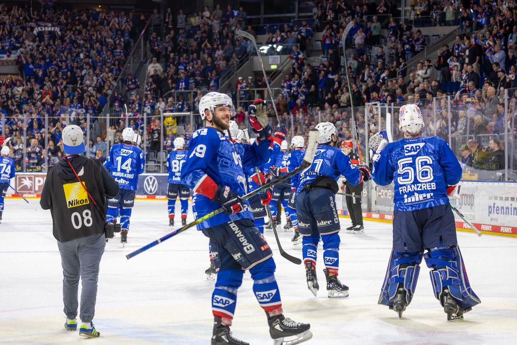 DEL, Deutsche Eishockey Liga Saison 2025/26, Playoff-Viertelfinale, Spiel 3: Adler Mannheim gegen Fischtown Pinguins Bremerhaven | DEL, Deutsche Eishockey Liga Saison 2025/26, Playoff-Viertelfinale, Spiel 3: Adler Mannheim gegen Fischtown Pinguins Bremerhaven***Große Freude bei den Adlern nach dem 5:1-Sieg - Realisiert mit Pictrs.com